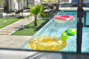 Una piscina al aire libre de temporada
