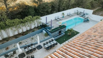 Een seizoensgebonden buitenzwembad