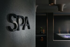 Un sauna, una bañera de hidromasaje