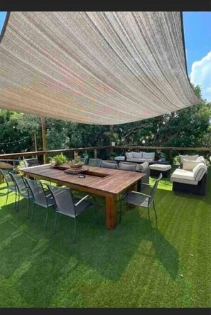 Outdoor dining - Salty Loft 1 King Loft Bed (East End)