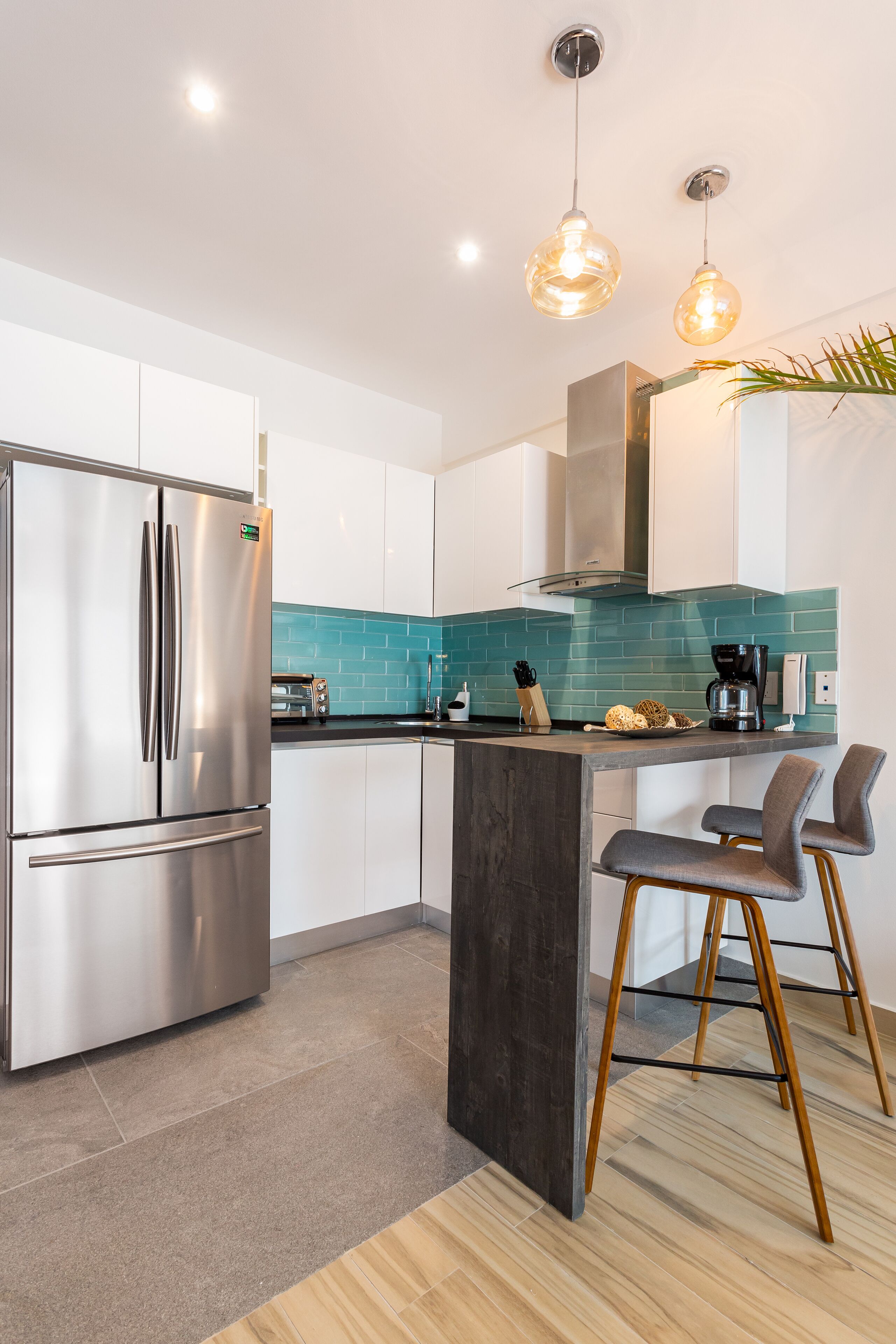 402 - Spacious studio downtown 5 minutes away from the beach, pool, Pet-friendly