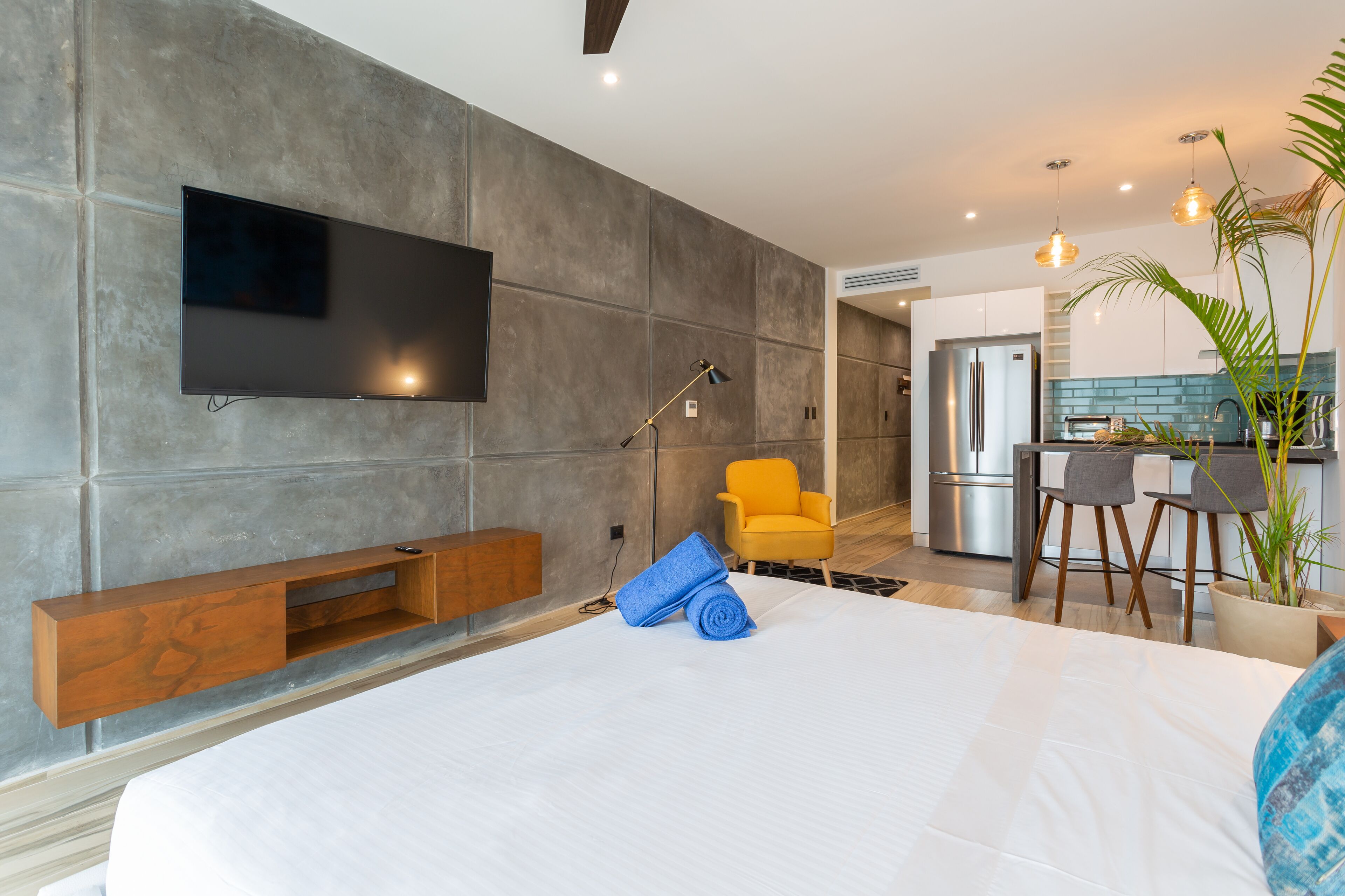 402 - Spacious studio downtown 5 minutes away from the beach, pool, Pet-friendly