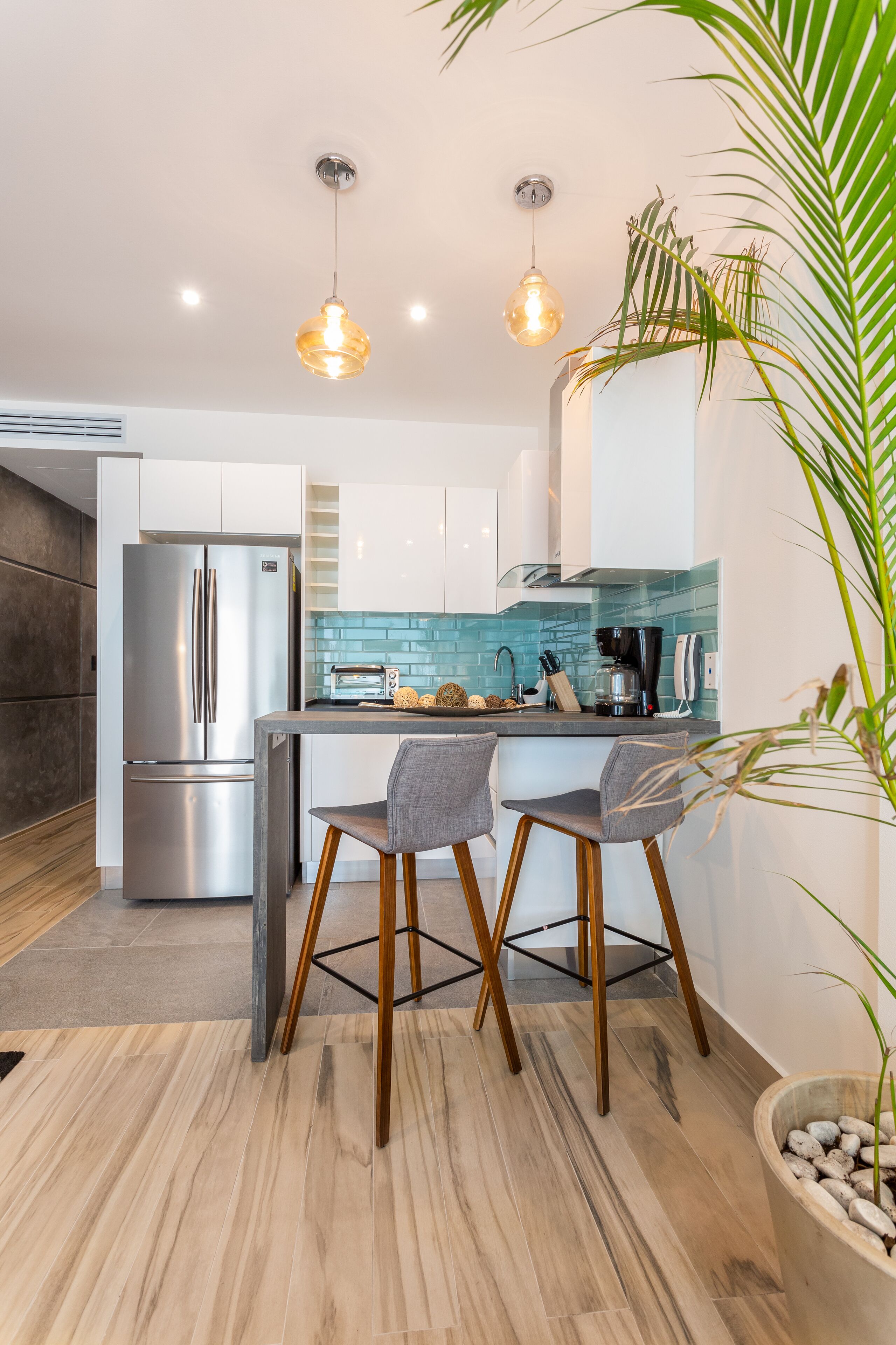 402 - Spacious studio downtown 5 minutes away from the beach, pool, Pet-friendly