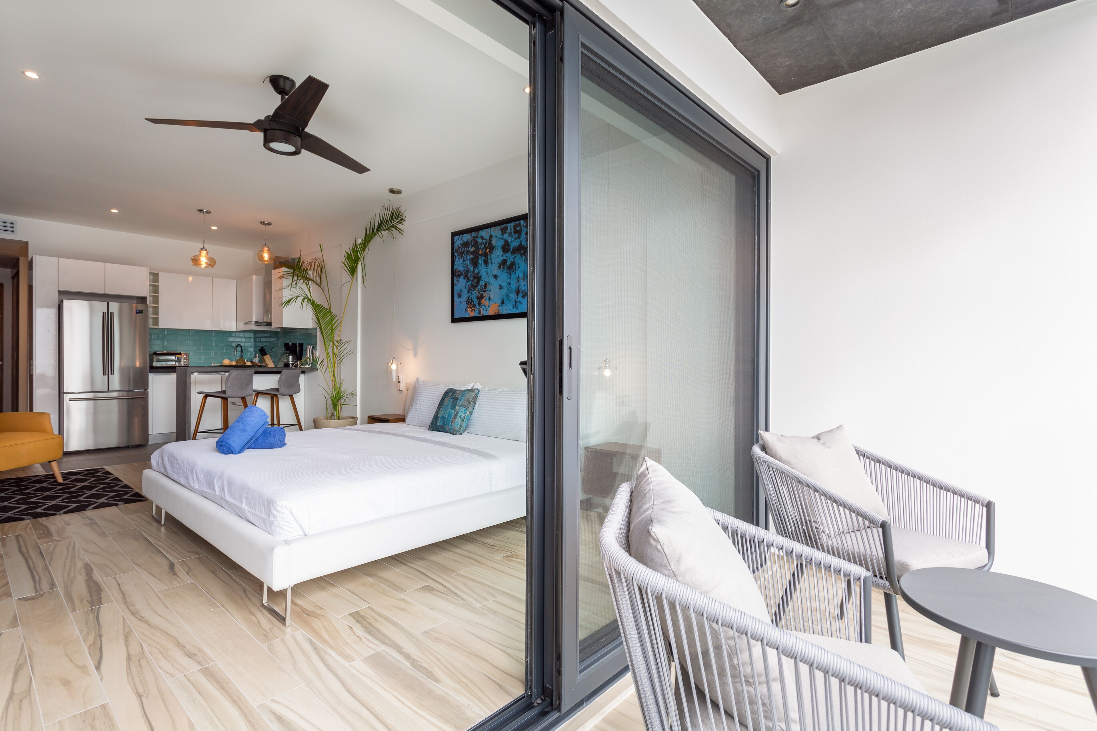 402 - Spacious studio downtown 5 minutes away from the beach, pool, Pet-friendly