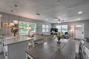 Fridge, microwave, stovetop, dishwasher - Bright Venice Getaway < 1 Mi to Historic Dtwn (Venice)