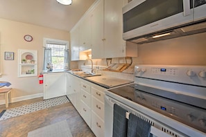 Fridge, microwave, stovetop, coffee/tea maker - Charming Missoula House Near Downtown + UM! (Missoula)