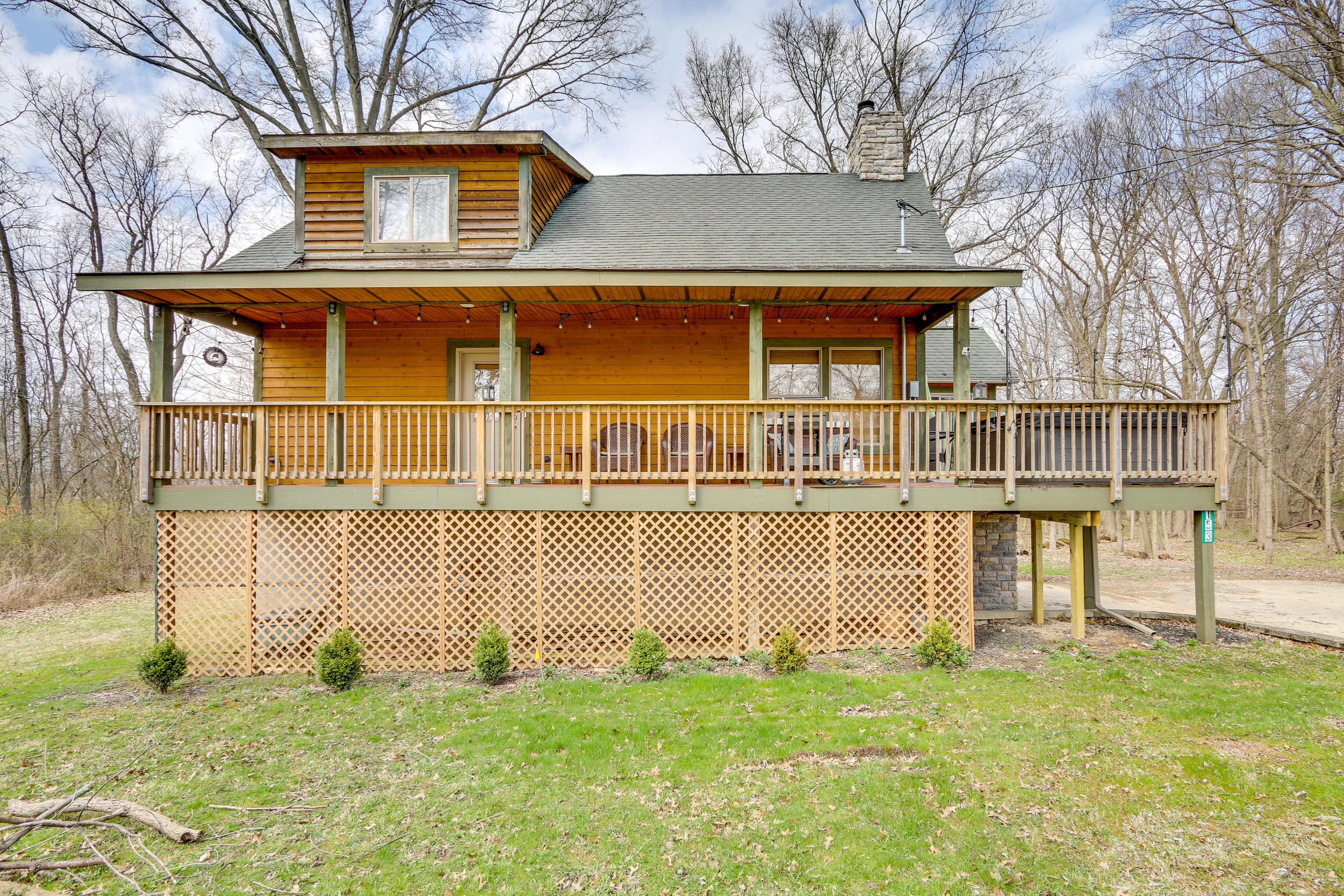 Spacious Buckeye Lake Home w/ Hot Tub & Fire Pit!