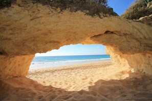 Une plage avec une arche rocheuse naturelle.