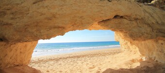 A 300 metros da praia com acesso a complexo de piscinas