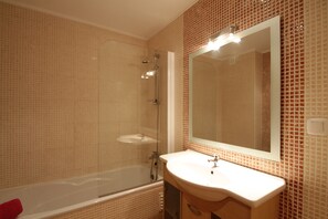 Kombination af bruser/badekar, hårtørrer, bidet, håndklæder