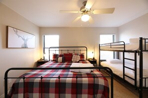 3 camere, una scrivania, ferro/asse da stiro, culla da viaggio