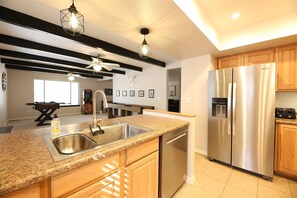 Fridge, microwave, oven, stovetop - Sleeps 14! Less than 2 miles from the lake and golfing!! (Show Low)