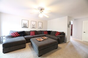 Smart TV, caminetto, tavolo da calcetto, libri