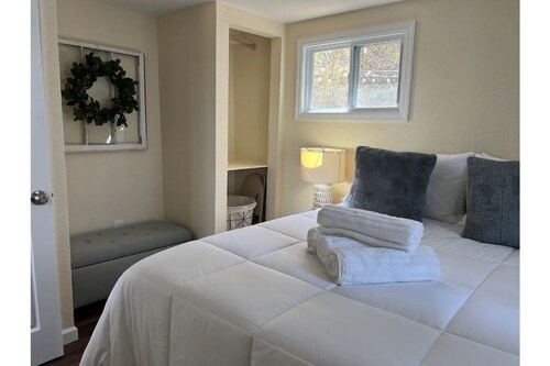 Rae Retreat 3 - Cozy Farmhouse Retreat! 