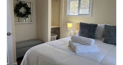 Rae Retreat 3 - Cozy Farmhouse Retreat!