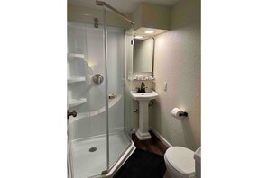 Chuveiro, secador de cabelo, toalhas de banho, sabonete