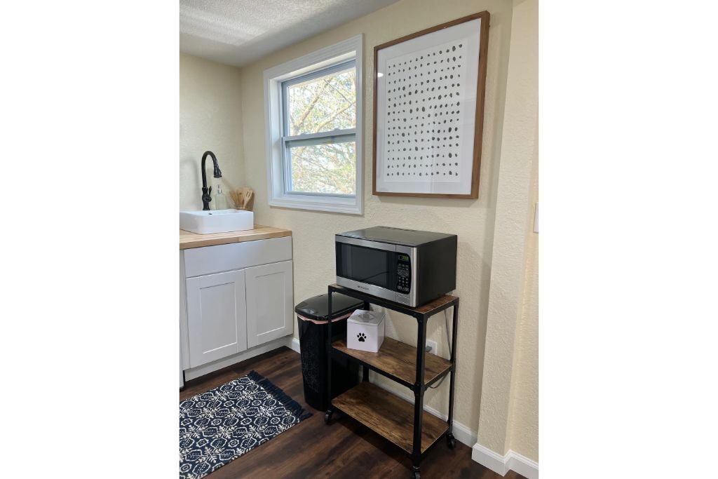 Rae Retreat 3 - Cozy Farmhouse Retreat! 