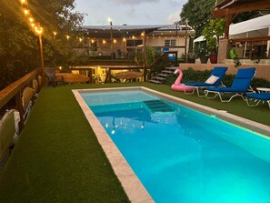 Pool - Seahorse:1 Queen Bed (East End)