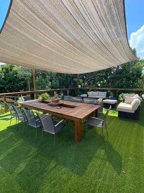 Outdoor dining - Seahorse:1 Queen Bed (East End)