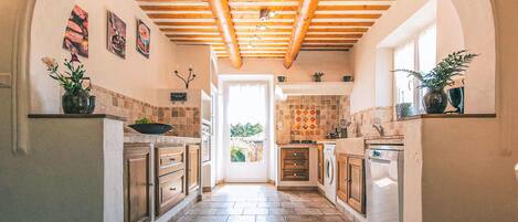 Réfrigérateur, four, lave-vaisselle, cafetière/bouilloire