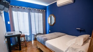 Ein Schlafzimmer mit einem hölzernen Bett, einem Schreibtisch und einem Stuhl.