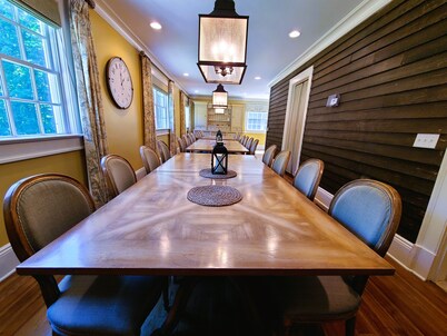 Oversized Country house, Quiet Retreat & Gathering space ~NEW !!! 