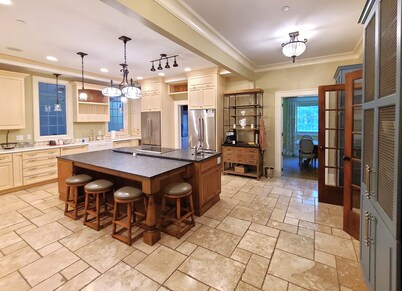 Oversized Country house, Quiet Retreat & Gathering space ~NEW !!! 