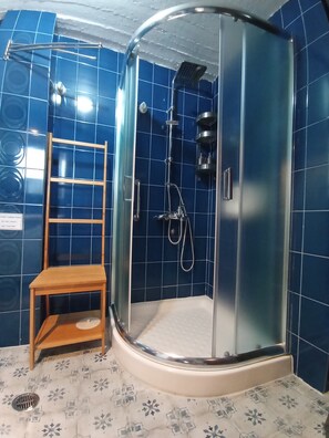 Shower, hair dryer, towels, soap - VILLA ERMINEL Traditional country house in a peaceful olive grove (Ermioni)