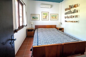 3 chambres, bureau, fer et planche à repasser, lit de bébé portatif