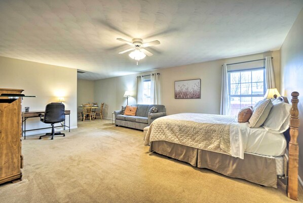 Desk, iron/ironing board, Internet, bed sheets