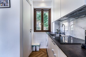 Fridge, microwave, stovetop, toaster - Morimondo Studio Apartment (Milano)