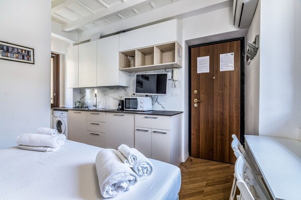 1 bedroom, iron/ironing board, internet, bed sheets - Morimondo Studio Apartment (Milano)