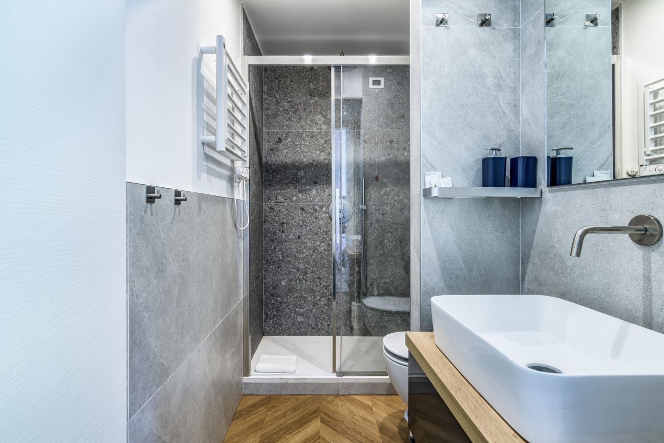 Dusche, Haartrockner, Handtücher