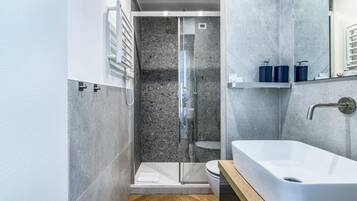Dusche, Haartrockner, Handtücher