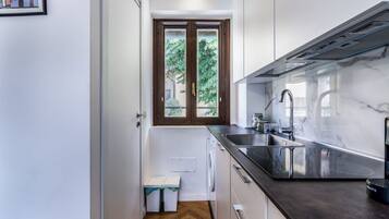 Refrigerador, microondas, placa de cocina, tostadora