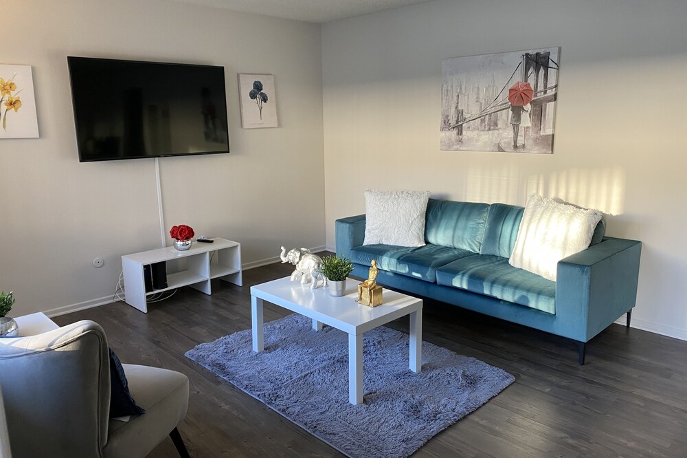 Lovely Condominium with Pool & Fitness!! 10 mins from Hollywood!