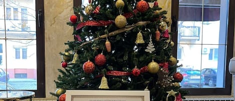 42-tommers LCD-tv med kabelkanaler, tv