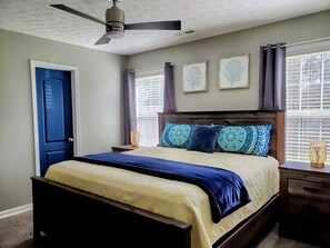 3 室のベッドルーム、デスク、アイロン / アイロン台、旅行用ベビーベッド