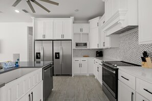 House, Multiple Beds, Kitchen | Private kitchen | Fridge, microwave, oven, stovetop