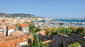 A coastal cityscape with a marina, historic buildings, and a hill in the background. - Awesome apartment in Cannes with swimming pool (Cannes)