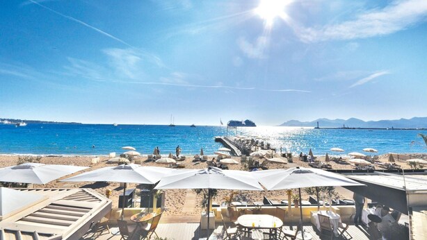 A beachside restaurant with outdoor seating, overlooking the sea. - Awesome apartment in Cannes with swimming pool (Cannes)