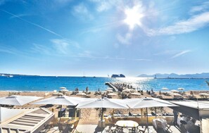 A beachside restaurant with outdoor seating, overlooking the sea. - Awesome apartment in Cannes with swimming pool (Cannes)