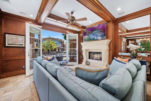 Luxurious 3- Bed/2.5 Bath Tuscan-Style Resort Home