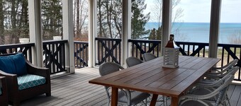 BEACH BREEZE-STUNNING LAKEFRONT HOME-170' Sand Beach-Porch-Deck-Firepit-Ensuite