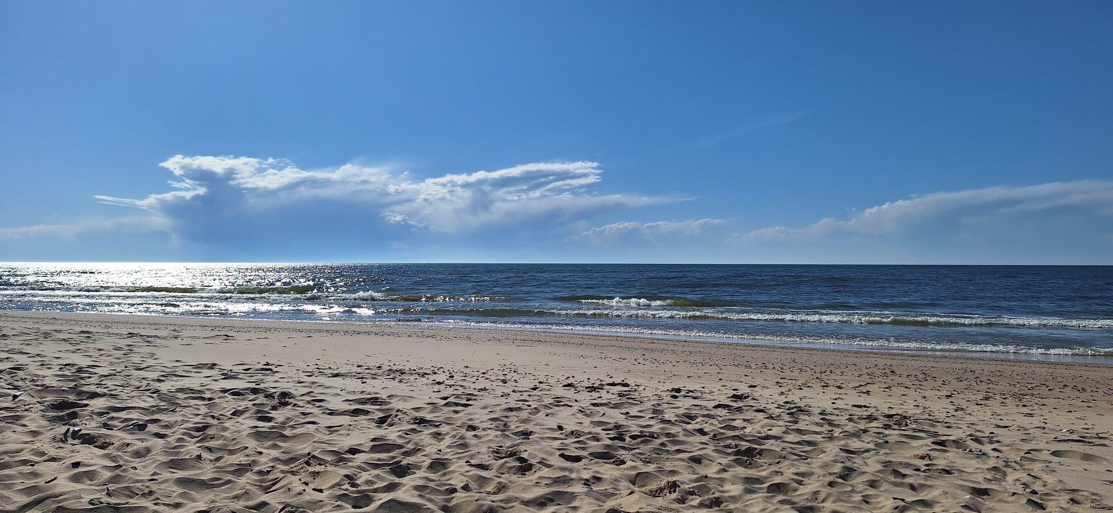 På stranden og solsenger