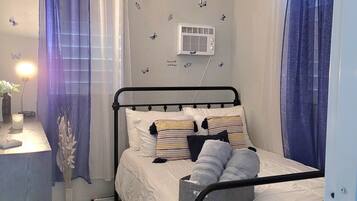 3 bedrooms, desk, iron/ironing board, travel crib