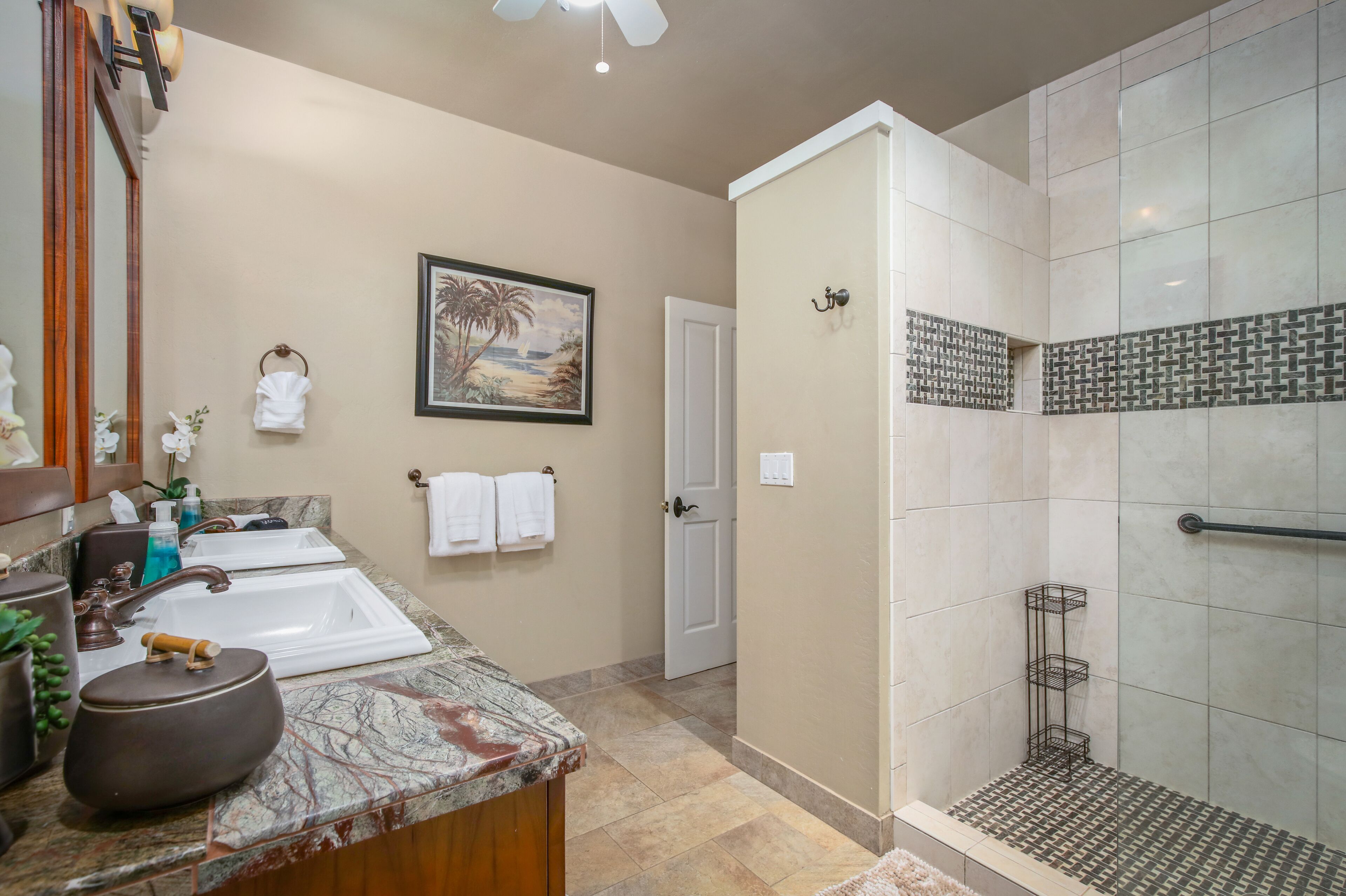 Tina con regadera, secadora de cabello, toallas, jabón 