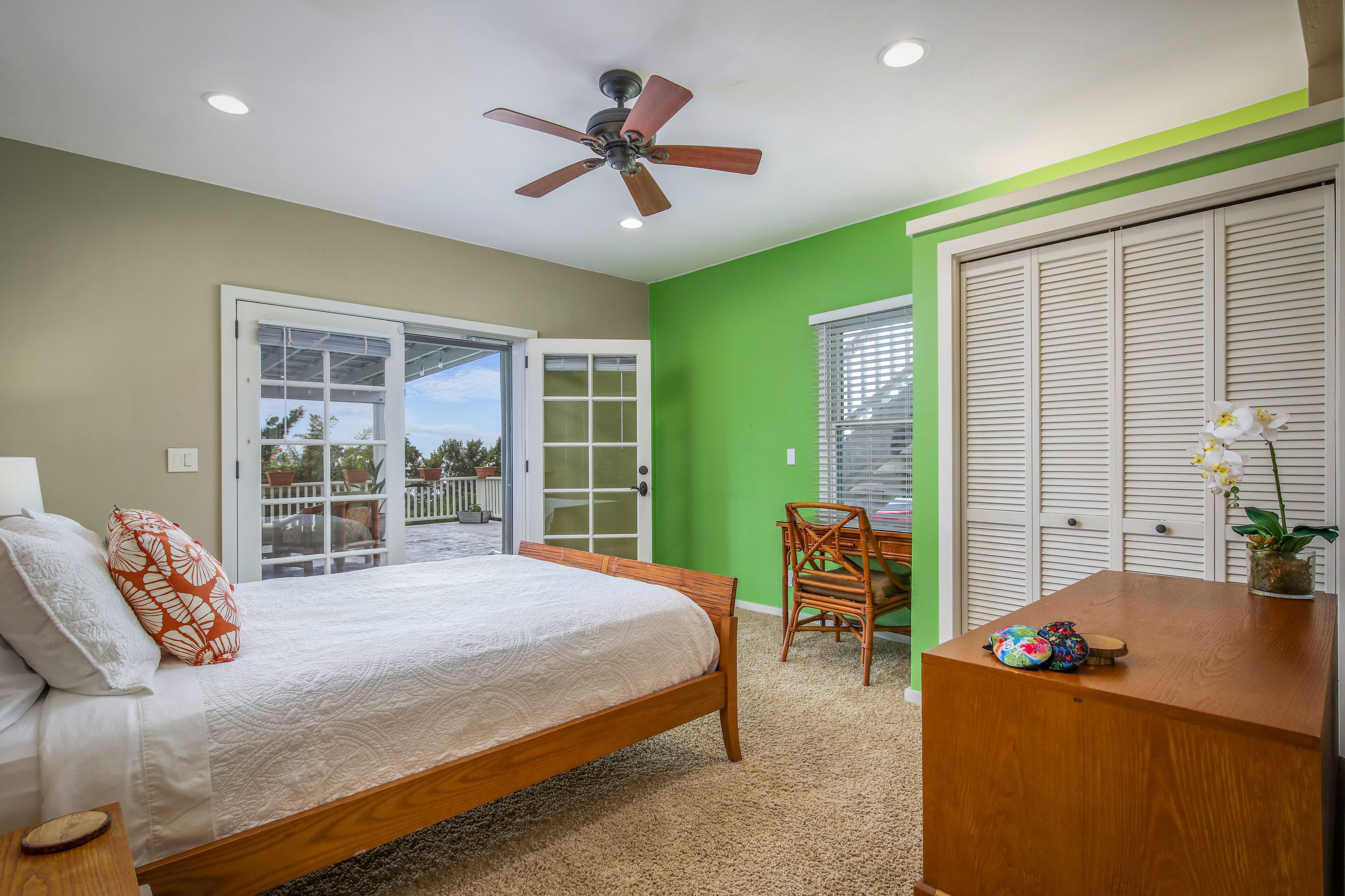 3 habitaciones, tabla de planchar con plancha y cuna de viaje 