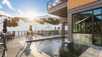 Alberca techada y alberca climatizada