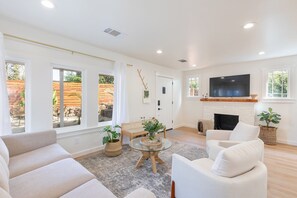 Smart-tv, een open haard en boeken